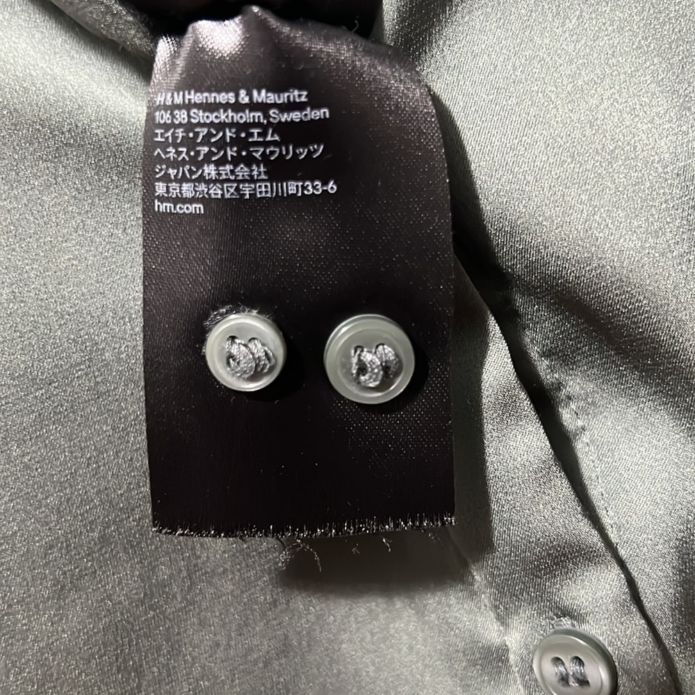 H&M OLIVE GREEN BUTTON DOWN - Picture 3 of 3